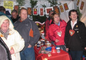 Weihnachtsmarkt mit Herz - am Glühweinstand des TSV